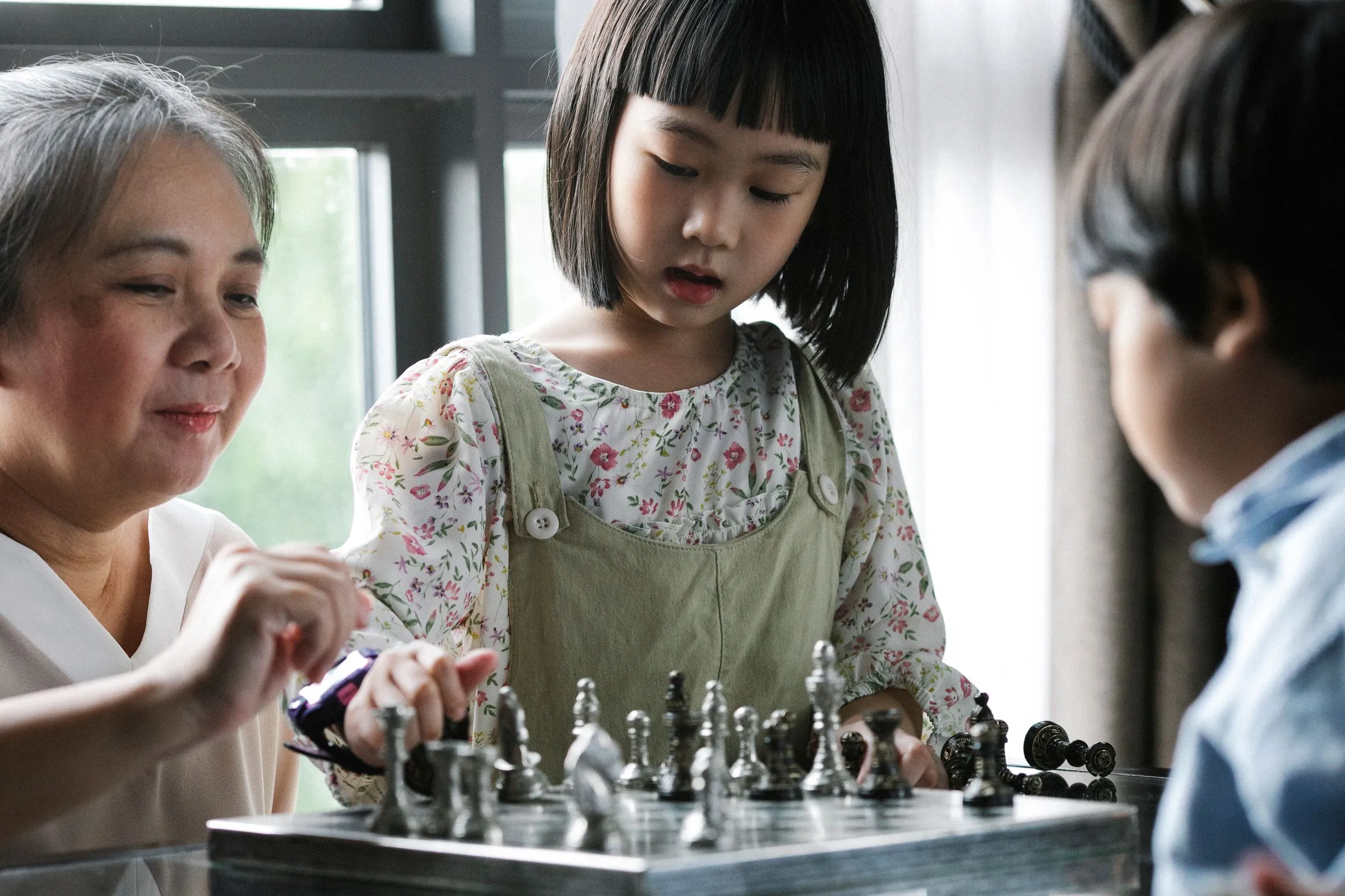 A quiet thinking game at the table